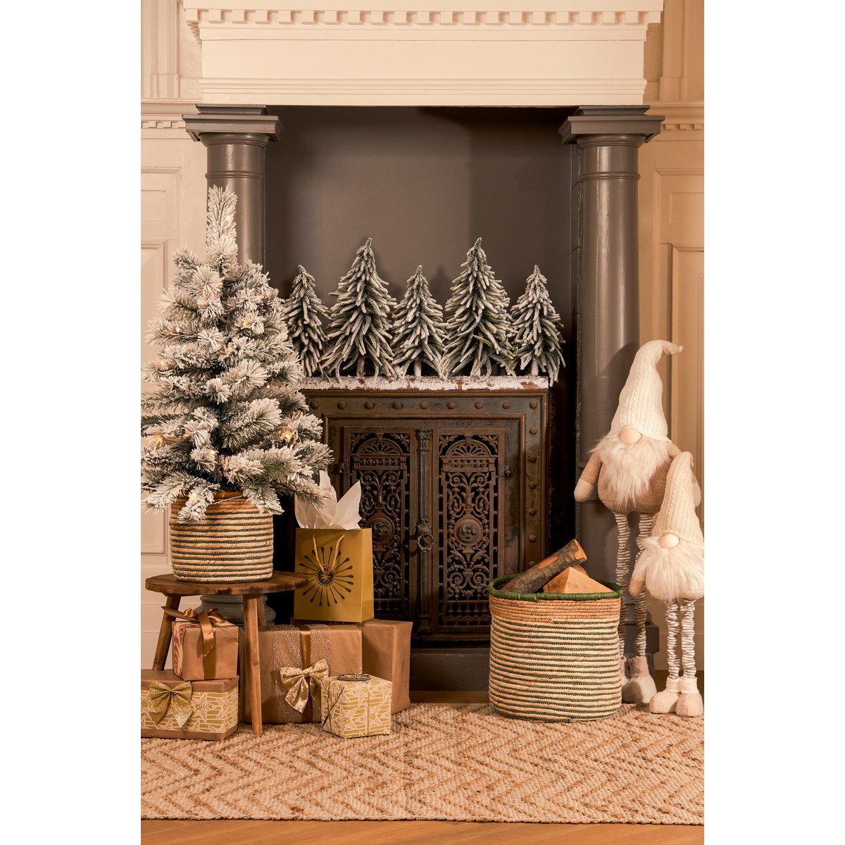 Deko-Baumstamm mit künstlichen Weihnachtsbäumen – L80 x H40 cm – grün gefrostet