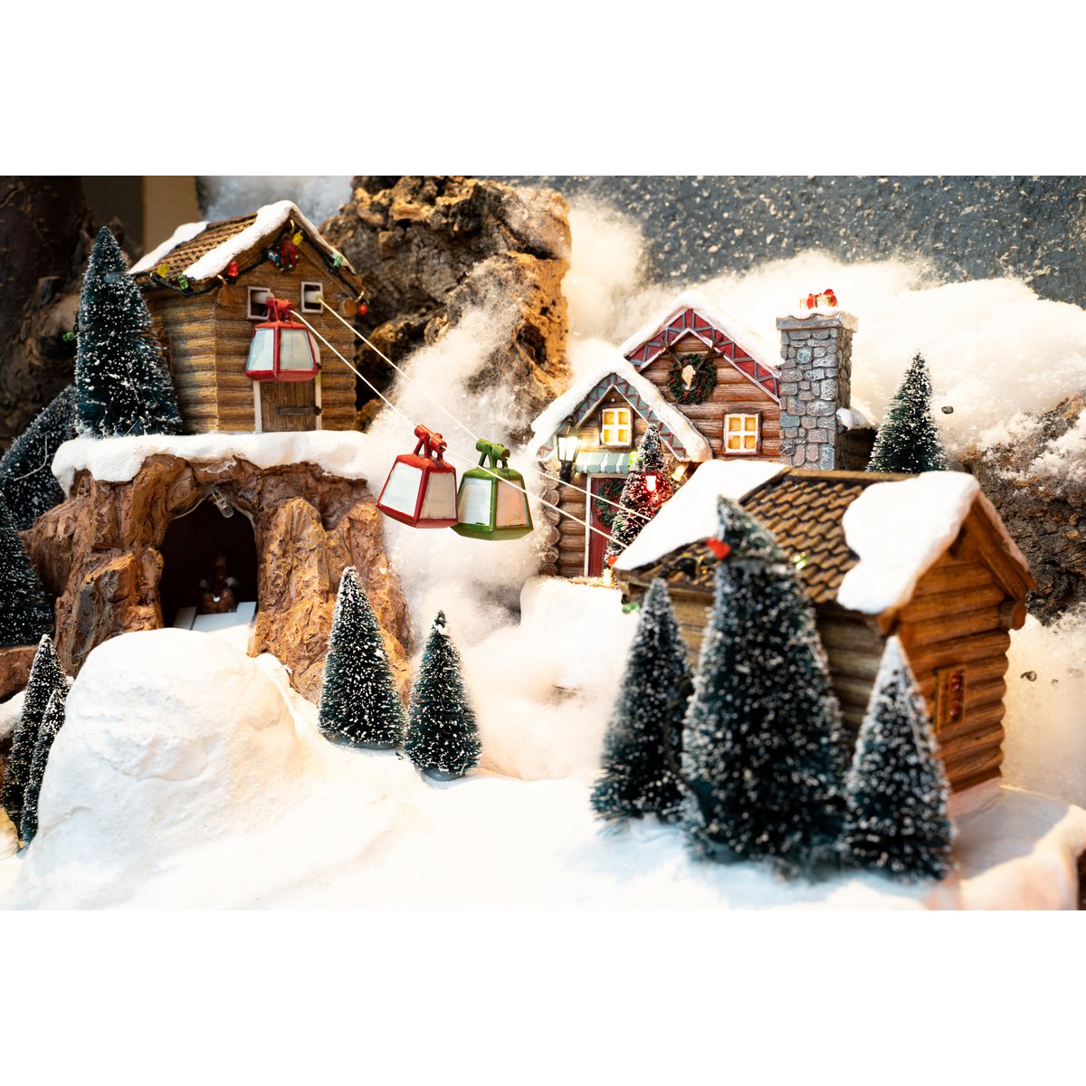 LuVille Weihnachtsdorf Miniatur-Borstenbäume – 21 Stück – H22 x Ø8 cm