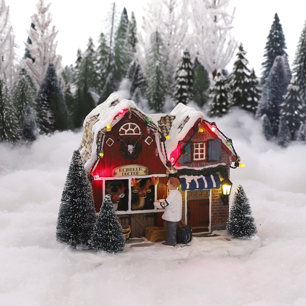 LuVille Weihnachtsdorf Miniatur-Rentierdoktor – L18 x B12 x H14 cm