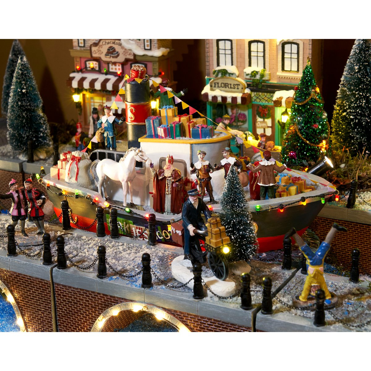 LuVille Sinterklaas Miniatur-Paketboot mit LED-Beleuchtung – L33 x B18 x H19 cm – Mehrfarbig