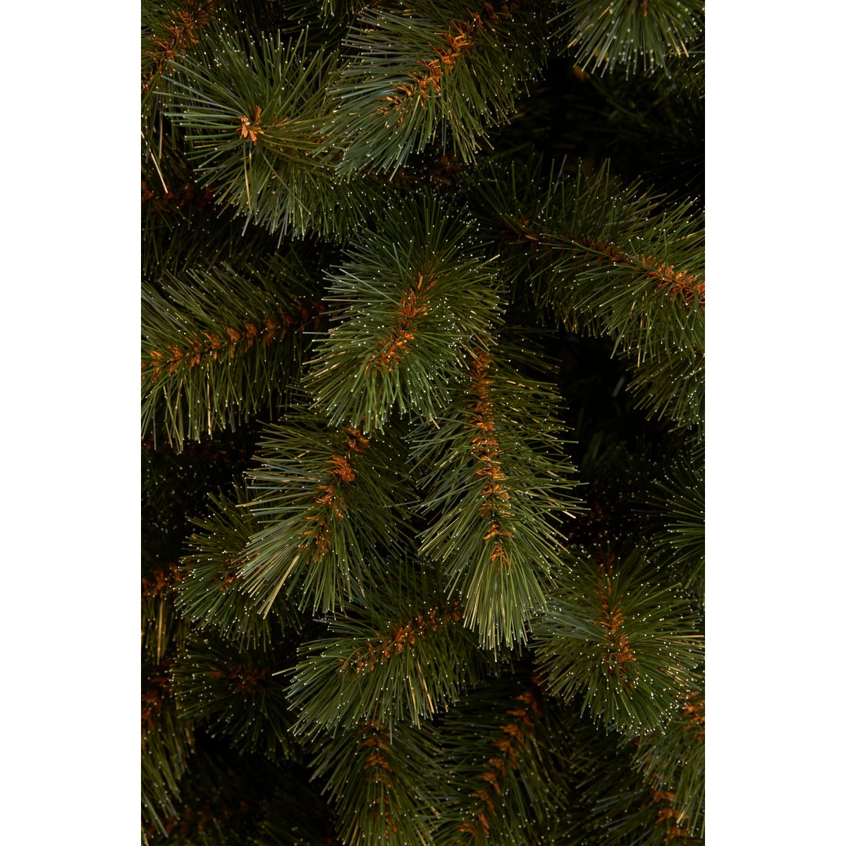Schmaler künstlicher Weihnachtsbaum von Bristlecone – H215 x Ø89 cm – Grün