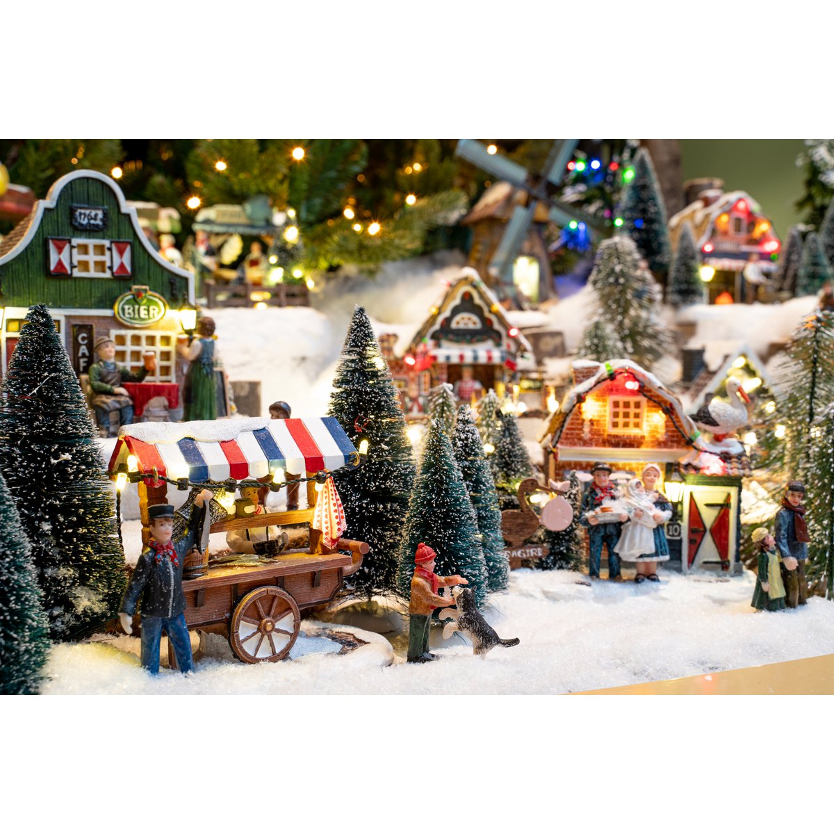 LuVille Weihnachtsdorf Miniatur-Borstenbäume – 21 Stück – H22 x Ø8 cm