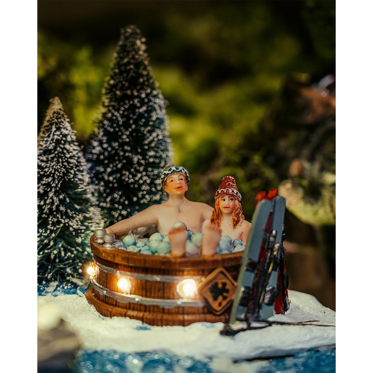 LuVille Weihnachtsdorf Miniatur-Whirlpool im Wald – L13 x B10 x H11 cm