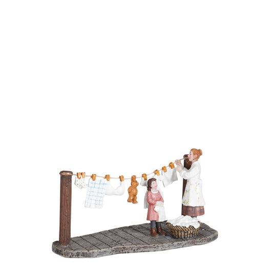 LuVille Weihnachtsdorf Miniatur Paula hilft Mama – L13 x B6 x H7 cm