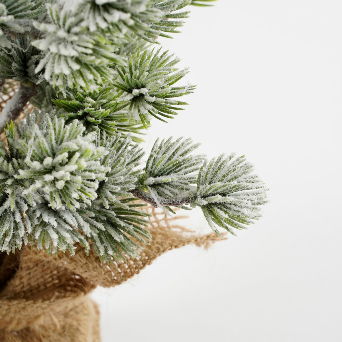 Künstlicher Weihnachtsbaum in Jute - H55 x Ø25 cm - grün gefrostet