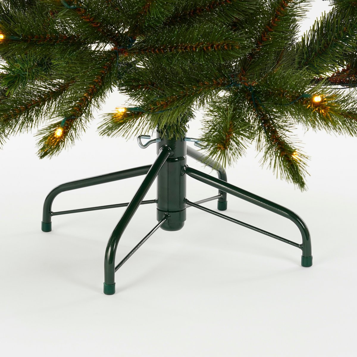 Bristlecone Künstlicher Weihnachtsbaum mit LED-Beleuchtung – H215 x Ø127 cm – Dunkelgrün
